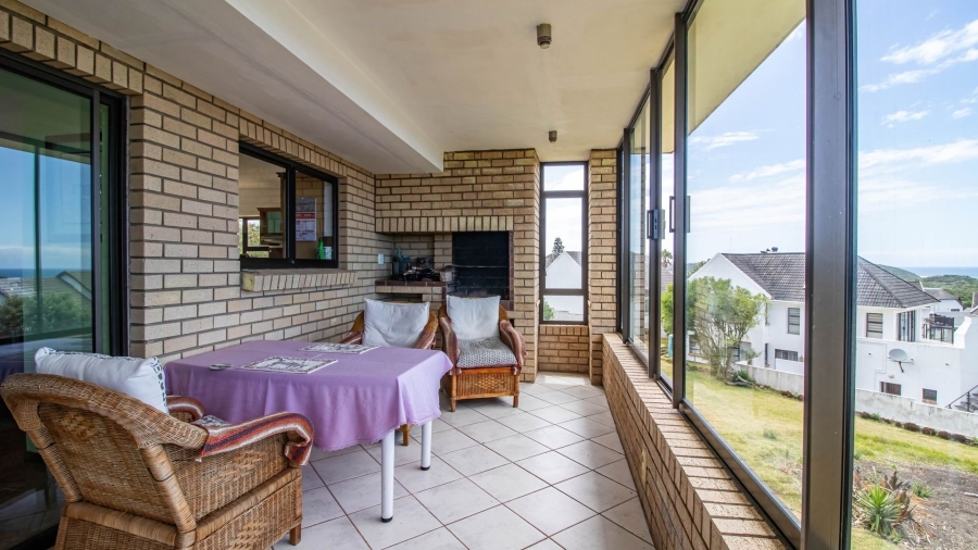 4 Bedroom Property for Sale in Cove Rock Eastern Cape